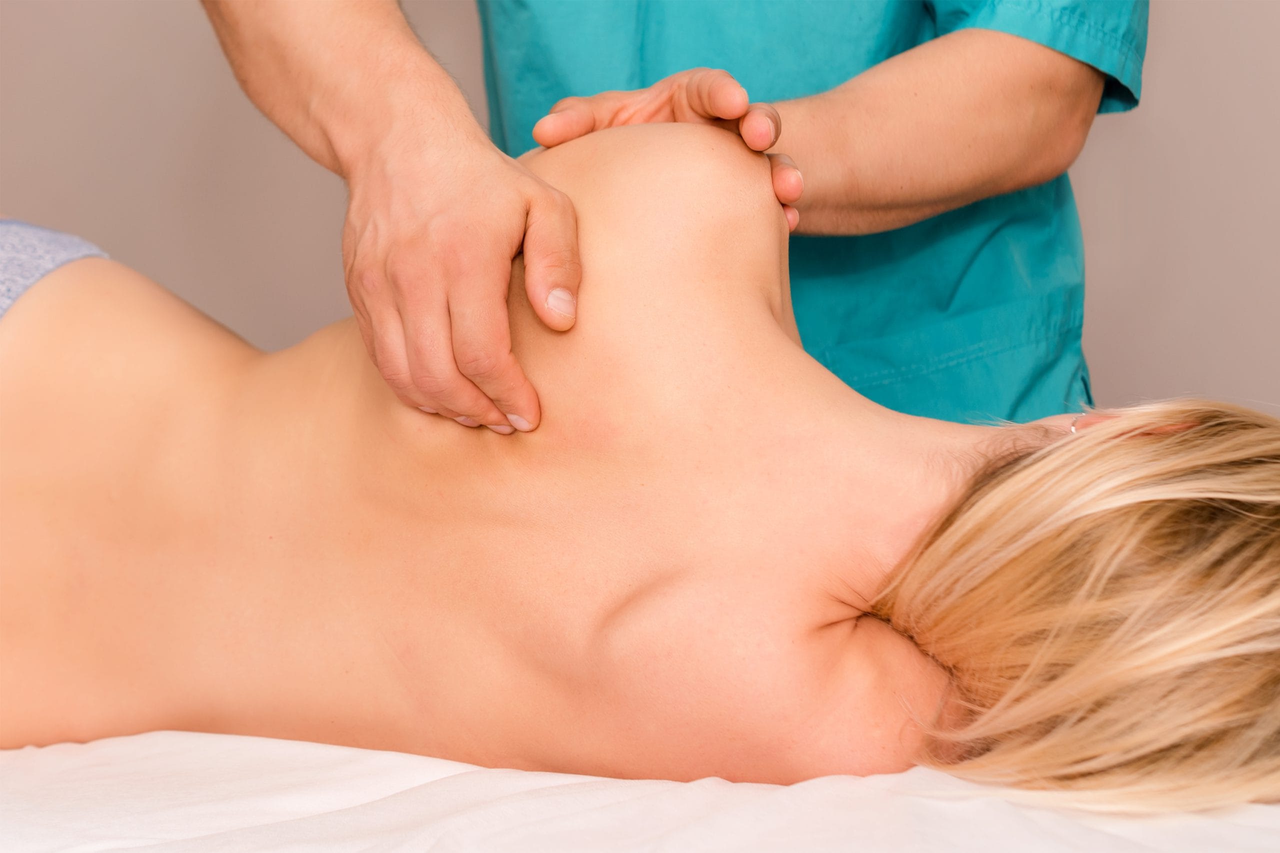 terapia manualna Częstochowa Masaż klasyczny (szwedzki): Skupia się na głaskaniu, ugniataniu, rozcieraniu i wstrząsaniu tkanek miękkich w celu zrelaksowania mięśni, poprawy krążenia krwi i łagodzenia napięcia.